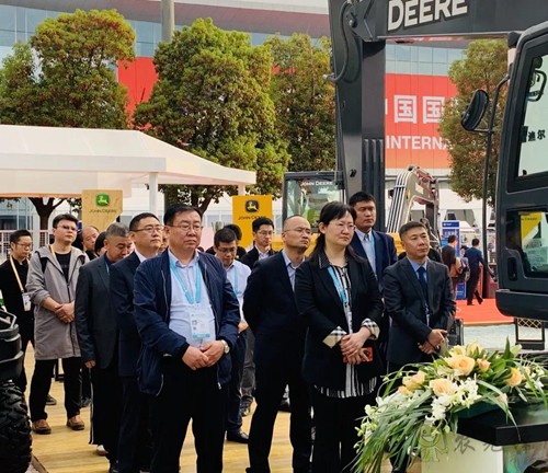 聚焦進(jìn)博會(huì)：約翰迪爾舉辦零件采購(gòu)協(xié)議簽約儀式