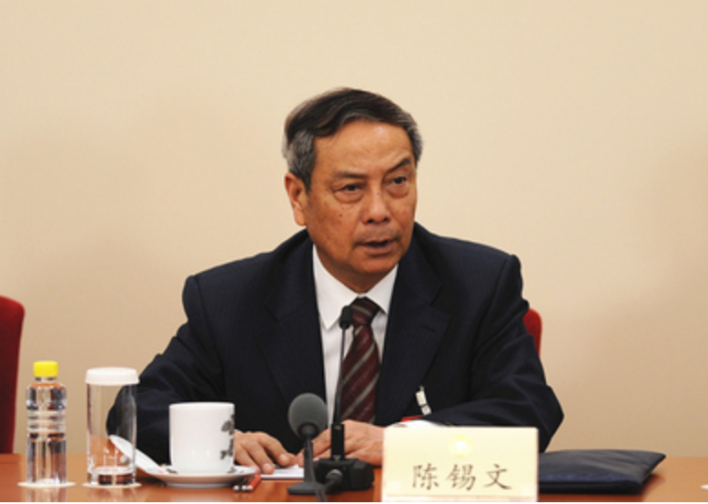 小農戶迄今為止仍然是我國農業(yè)經營的基本面，這不是偏愛小農戶，而是客觀現實。在發(fā)展現代農業(yè)的進程中，我們的功夫要更多地用在習近平總書記所講的創(chuàng)造改變分散、粗放的農業(yè)經營的條件上，這樣才能走出一條中國特色的農業(yè)現代化道路。