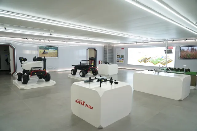 展廳內(nèi)各種型號(hào)的無(wú)人機(jī)琳瑯滿目